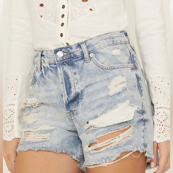 NEW FREE PEOPLE- Maggie Distressed Denim Shorts - Picture 1 of 8